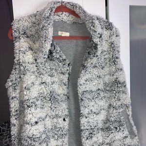 Fluffy vest with buttons